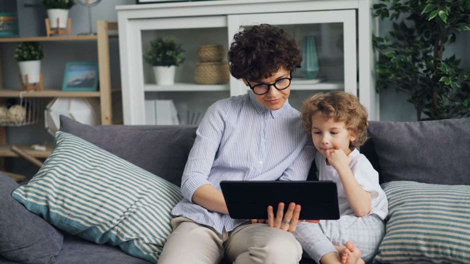 ¿Tu hijo puede detectar un rostro falso? Lo que las mamás necesitamos saber sobre las caras generadas por IA