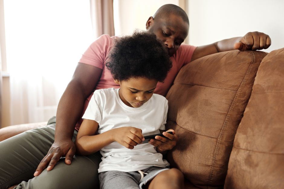 ¿Prohibir el celular en primaria y secundaria? Esto pienso como mamá