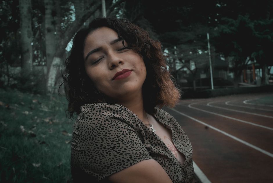 La fase lútea: por qué algunos días del mes te sientes más sensible, hinchada y con ganas de llorar (y no estás exagerando)