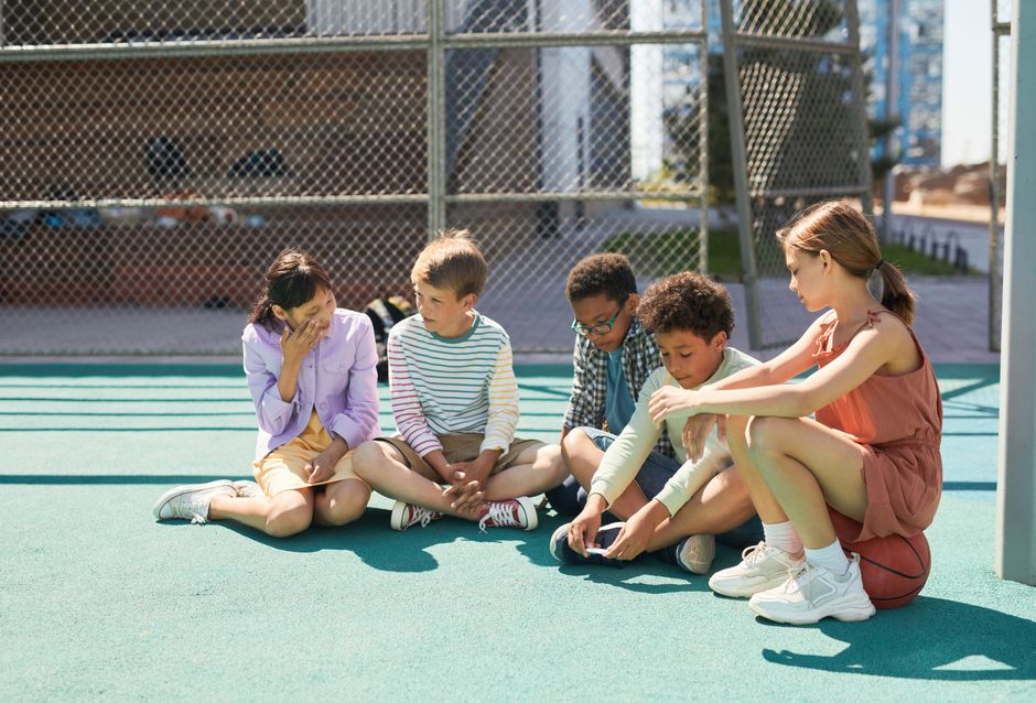Los grupitos en la escuela: cómo ayudar a tu hijo cuando siente que no encaja