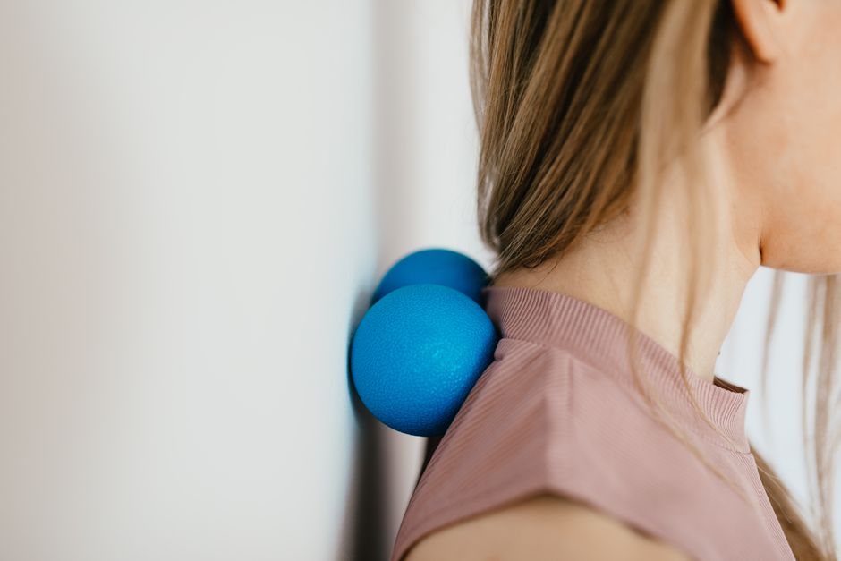 El cuello de las mamás: por qué siempre duele y cinco ejercicios para aliviarlo